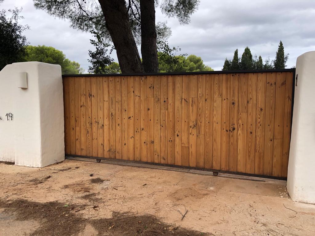 La imagen tiene un atributo ALT vacío; su nombre de archivo es Puerta-corredera-de-hierro-y-madera.jpg